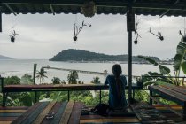Uomo sereno godendo vista sull'oceano dalla capanna, Koh Chang, Thailandia — Foto stock