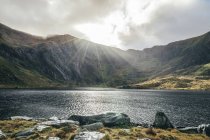 Soleil brille sur les montagnes tranquilles et le lac, Snowdonia NP, Royaume-Uni — Photo de stock