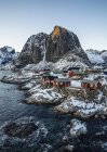 Tranquillo villaggio di pescatori sul lungomare coperto di neve e scogliere, Hamnoy, Isole Lofoten, Norvegia — Foto stock