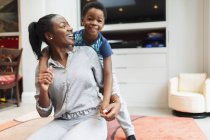 Porträt verspielt, glückliche Mutter und Sohn im Wohnzimmer — Stockfoto