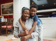 Porträt liebevolle Mutter und Sohn umarmen sich — Stockfoto