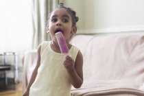 Niedliche Kleinkind Mädchen essen aromatisiertes Eis — Stockfoto