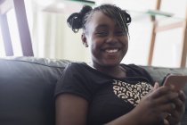 Портрет улыбается, уверенная девочка-подросток смс со смартфона — стоковое фото