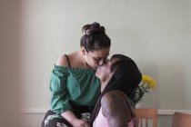 Afetuoso lésbicas casal beijos — Fotografia de Stock