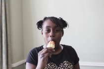 Retrato confiado chica comer con sabor a hielo - foto de stock