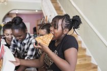 Tween girl friends eating pizza — Stock Photo