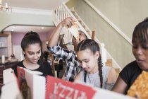 Друзья-подростки едят пиццу — стоковое фото