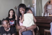 Glückliche Mutter und Kinder zu Hause — Stockfoto