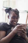 Девочка-подросток пишет смс со смартфона — стоковое фото