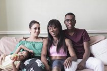 Ritratto felice coppia lesbica e bambini sul divano del soggiorno — Foto stock
