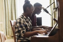 Bruder und Schwester im Teenageralter spielen Klavier — Stockfoto