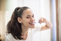 Портрет уверенной женщины чистящей зубы — стоковое фото