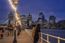 Casal de pé ao longo do rio Tamisa, Londres, Reino Unido — Fotografia de Stock