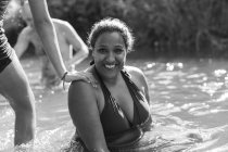 Porträt glückliche Frau schwimmt im Fluss — Stockfoto