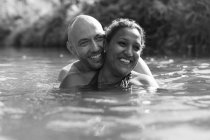 Coppia felice nuotare nel fiume — Foto stock
