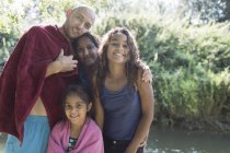 Porträt glückliche Familie am sonnigen Flussufer — Stockfoto