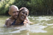 Feliz, casal afetuoso no rio ensolarado — Fotografia de Stock