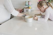 Mãe e filha assando na cozinha — Fotografia de Stock