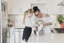 Мать и дочь пекут на кухне — стоковое фото