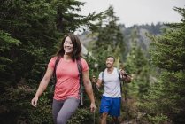 Couple hiking in woods — Stock Photo
