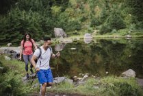 Coppia escursioni lungo il lago nel bosco — Foto stock