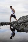Homme randonnée sur rochers — Photo de stock