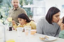 Прихильна сім'я насолоджується сніданком — стокове фото