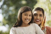 Портрет счастливая мать и дочь — стоковое фото