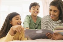 Mutter und Kinder lesen Buch — Stockfoto
