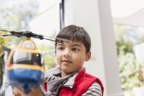 Мальчик играет с игрушечным вертолетом — стоковое фото