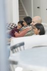 Familie schaut Fernsehen auf Wohnzimmersofa — Stockfoto
