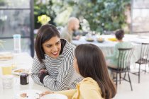 Mother and daughter talking, eating breakfast — Stock Photo