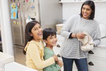 Ritratto felice madre e figli in cucina — Foto stock