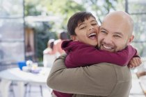 Feliz, exuberante padre e hijo abrazándose - foto de stock