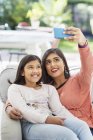 Мати і дочка беруть селфі з телефоном — стокове фото