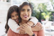 Портрет щасливий, ласкава мати і дочка обіймаються — стокове фото