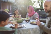 Familie isst Abendessen am Terrassentisch — Stockfoto