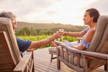 Casal relaxante com champanhe no pátio resort — Fotografia de Stock