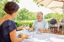 Ältere Paare essen am Terrassentisch — Stockfoto