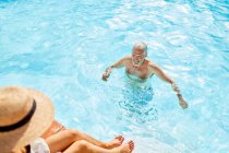 Reifer Mann im sonnigen Sommerschwimmbecken — Stockfoto