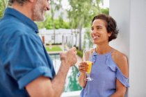 Glücklich reifes Paar trinkt Mimosen auf Hotelbalkon — Stockfoto