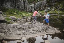 Paar wandern auf Felsen, Hundeberg, BC, Kanada — Stockfoto