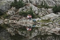 Пара портрет походи, відпочиваючи в кам'янистому озері, собака Гора, Британська Колумбія, Канада — стокове фото