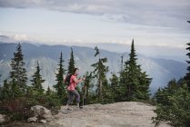 Escursioni delle donne in cima alla montagna, Dog Mountain, BC, Canada — Foto stock