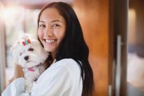 Портрет щасливої молодої жінки з собакою — стокове фото