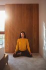 Ruhige junge Frau meditiert auf dem Schlafzimmerboden — Stockfoto