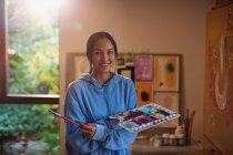 Porträt lächelnde Künstlerin beim Malen im Kunstatelier — Stockfoto
