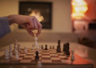 Рука играет в шахматы, движущаяся фигура — стоковое фото