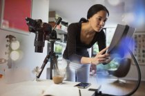 Fotografo donna che lavora in studio, utilizzando tablet digitale — Foto stock