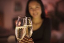 Personale coppia prospettiva brindare champagne flauti — Foto stock